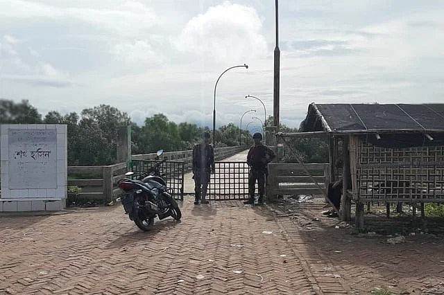 রোহিঙ্গা অনুপ্রবেশ ঠেকাতে টেকনাফ ট্রানজিট ঘাটে বিজিবির কড়া পাহারা। সম্প্রতি তোলা